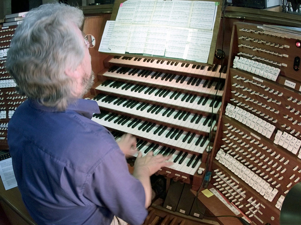 Organ with six keyboards and many switches